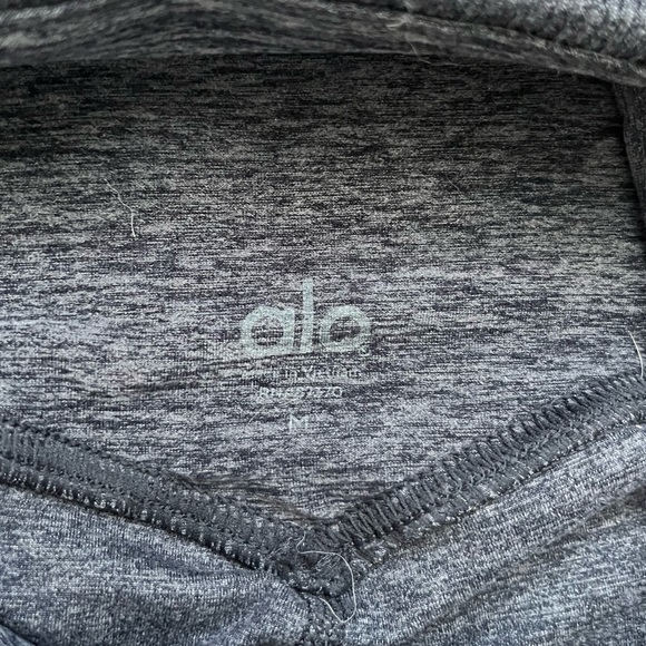 Alo Yoga legging. Size M - Picture 2 of 2